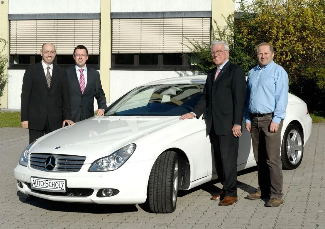 Mercedes CLS 350 CGI für die Kfz-Ausbildung der HWK Oberfranken: im Bild v. l. Helmut Oberbörsch und Bernd M. Schell von Auto-Scholz® aus Bamberg, HWK- Hauptgeschäftsführer Horst Eggers und Kfz-Ausbil