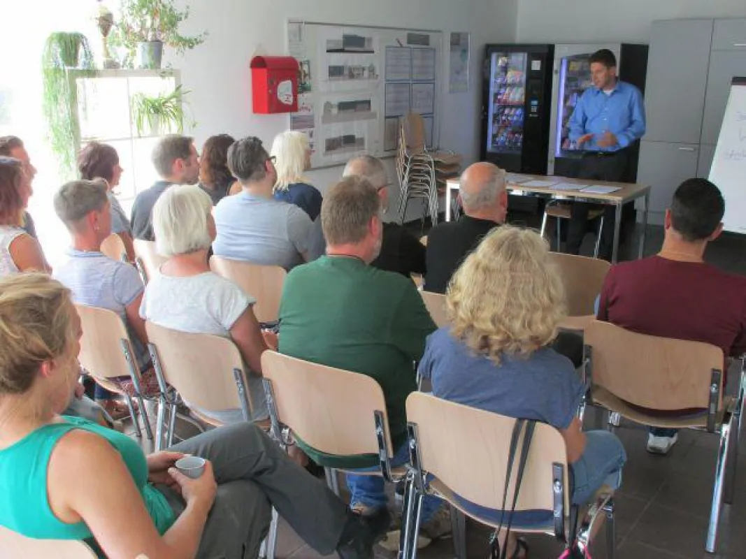 Rechtsanwalt Hansjörg Spickenbom informiert interessierte Metoba-Mitarbeiter