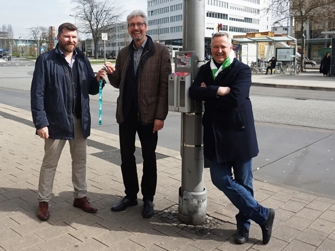 Schlüsselübergabe für Zigarettenkästen, v. l. T. J. Müller-Rösler, Dr. H. Engel und G. Schulz (© WMG Wolfsburg)