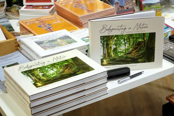 Präsentation Fotobildband und Signierstunden mit Bodyart-Künstler Jörg Düsterwald Bild: Präsentation Fotobildband und Signierstunden mit Bodyart-Künstler Jörg Düsterwald
