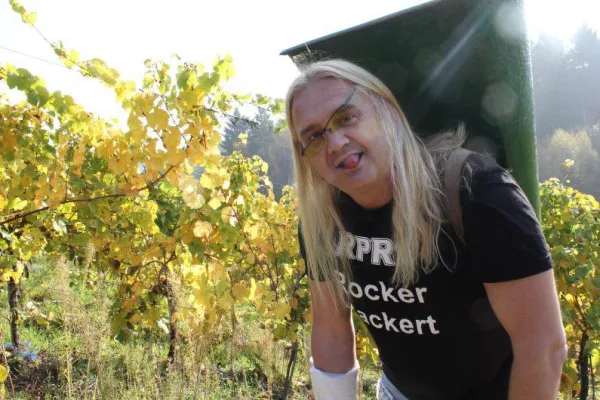 Bild: „Der Rocker rackert“ – Im Weingut in Trier: RPR1.Comedian Sven Hieronymus geht für die Hörer arbeiten