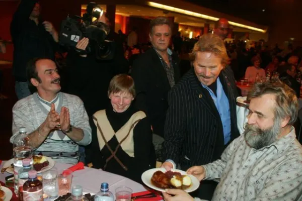 Bild: allbuyone unterstützt das Weihnachtsfest für Obdachlose von Frank Zander