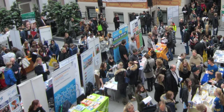 Bild: Fernweh: AUF IN DIE WELT-Messe am 06.04.2019 in Heidelberg zeigt Schüleraustausch und Gap Year in 50 Ländern