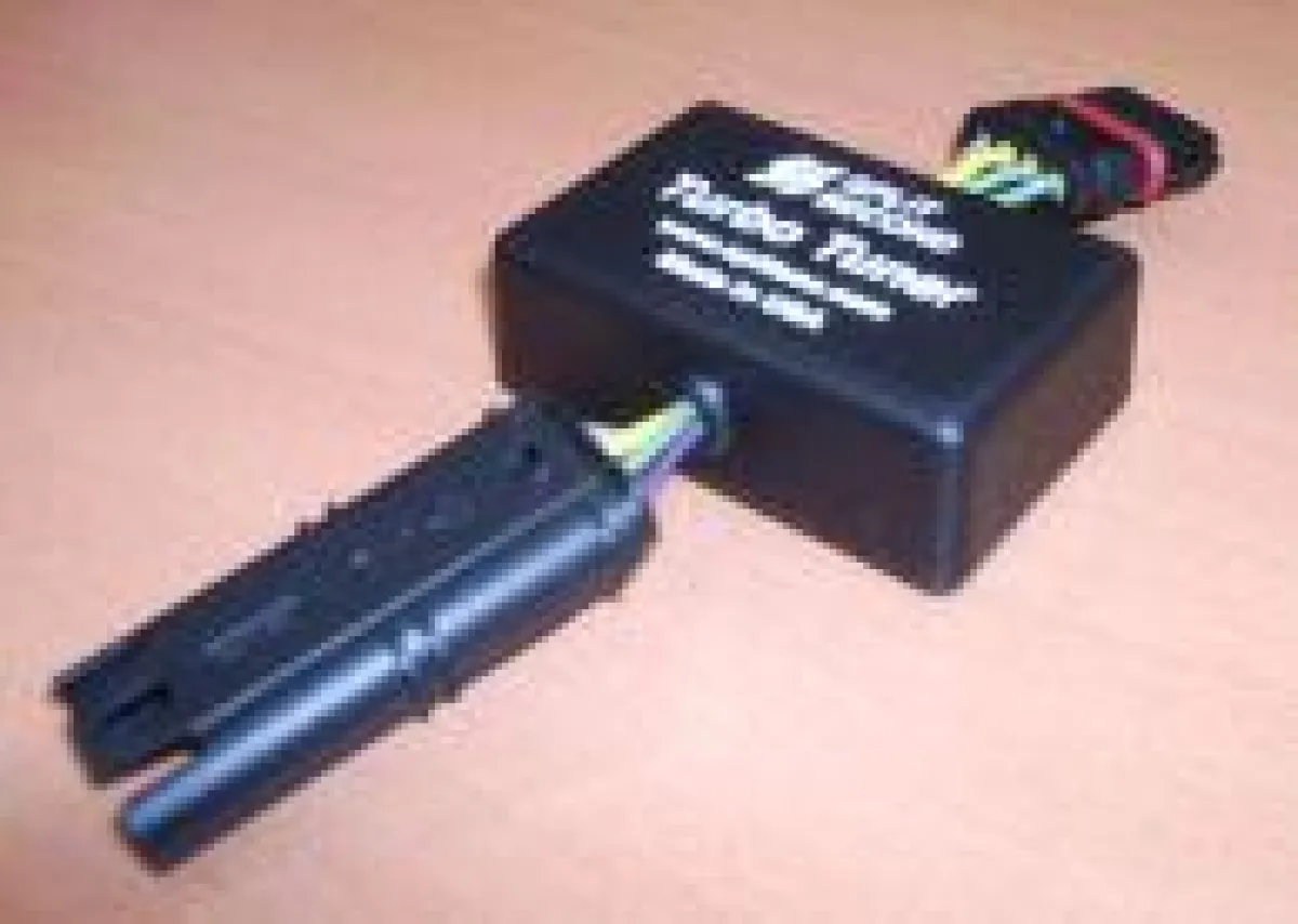 Klein und kompakt, trotzdem bringt die Turbo Tuner Box knapp 50 PS Mehrleistung