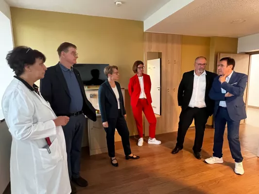 Reha mit Qualität und Komfort – Prof. Wolfgang Reinhart MdL besucht Rehaklinik Ob der Tauber Bild: Reha mit Qualität und Komfort – Prof. Wolfgang Reinhart MdL besucht Rehaklinik Ob der Tauber