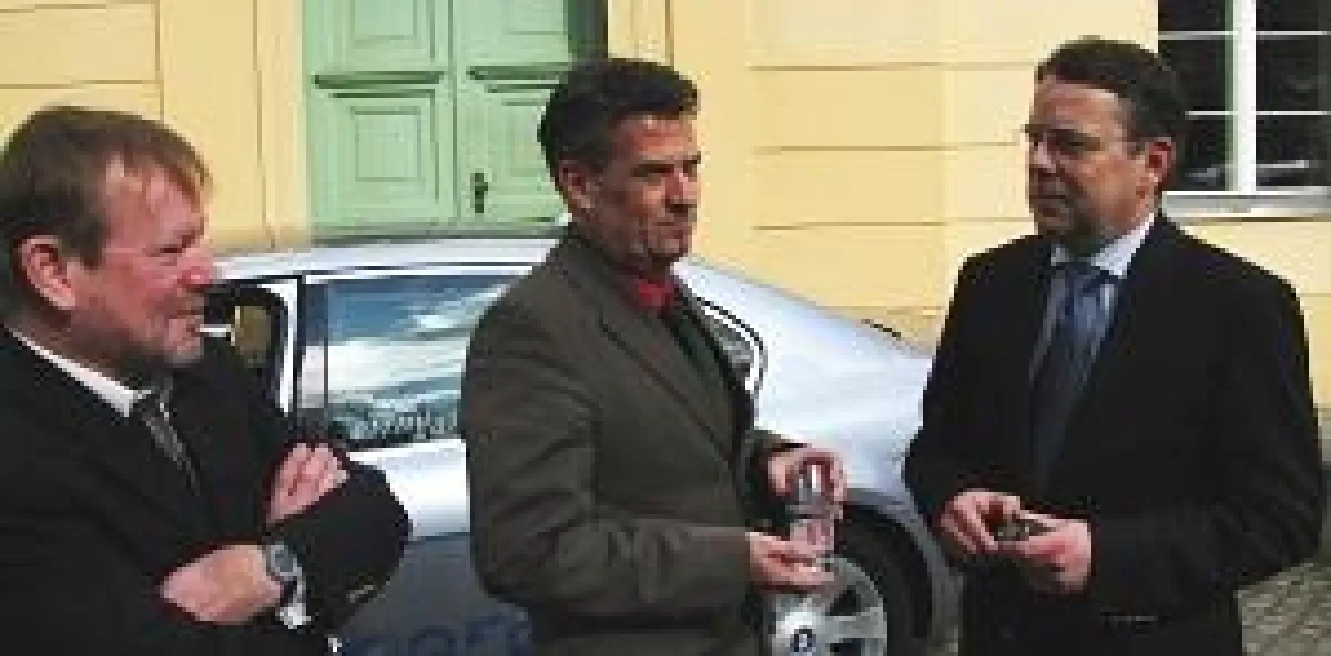Der Chef der Staatskanzlei, Clemens Appel (links), und Wirtschfatsminister Ulrich Junghanns (rechts) übernehmen den Hydrogen 7 von dem Kaufmännischen Geschäftsführer des BLB, Volker Bargfrede (Mitte).