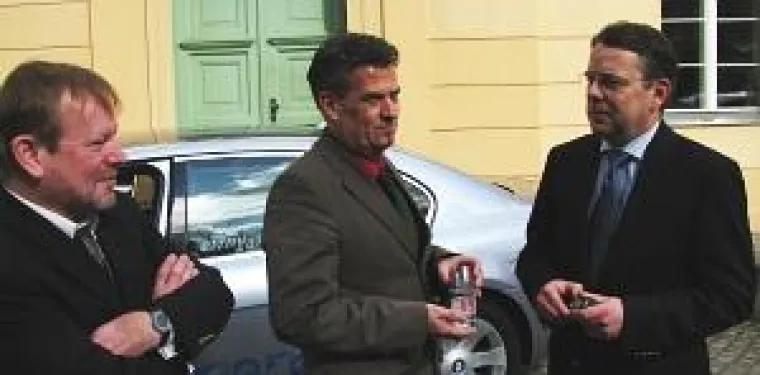 Bild: Landesregierung testet Wasserstoff-Fahrzeug