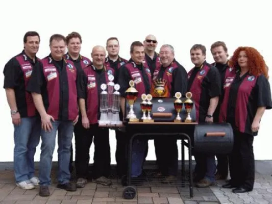 TB & The BBQ-Scouts geben die deutsche Grillkrone an die 1. Grill- und Barbecueschule ab Bild: TB & The BBQ-Scouts geben die deutsche Grillkrone an die 1. Grill- und Barbecueschule ab