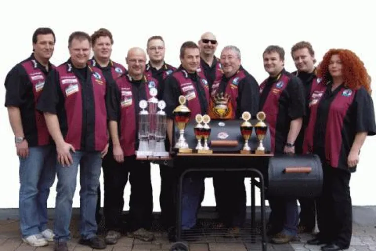 TB & The BBQ-Scouts geben die deutsche Grillkrone an die 1. Grill- und Barbecueschule ab Bild: TB & The BBQ-Scouts geben die deutsche Grillkrone an die 1. Grill- und Barbecueschule ab
