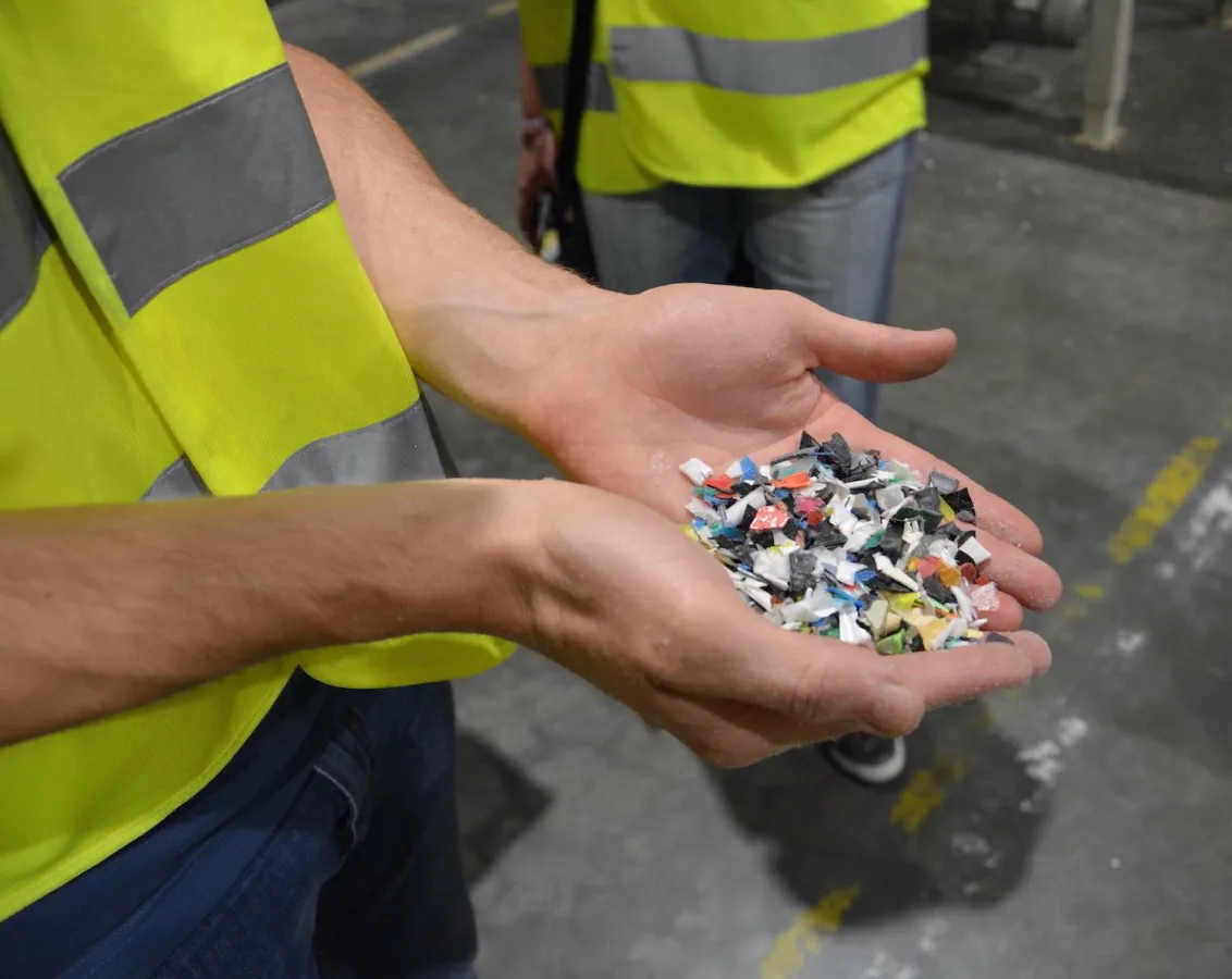 Das Kunststoff Recyclat wird zur Produktion von neuen Smart-Flow Paletten verwendet.