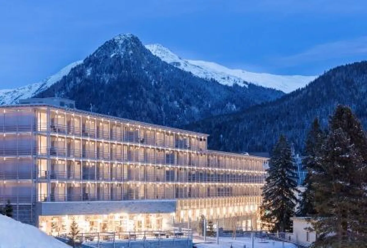 Außenansicht des AMERON Swiss Mountain Hotel Davos im Winter