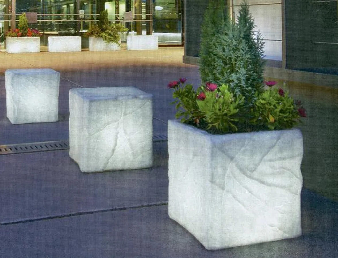 Pflanzkübel und Bloecke