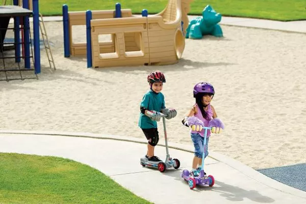 Bild: 'Ab nach draußen': Razor-Scooter im Monster- und Katzen-Design – der Hingucker auf jedem Spielplatz