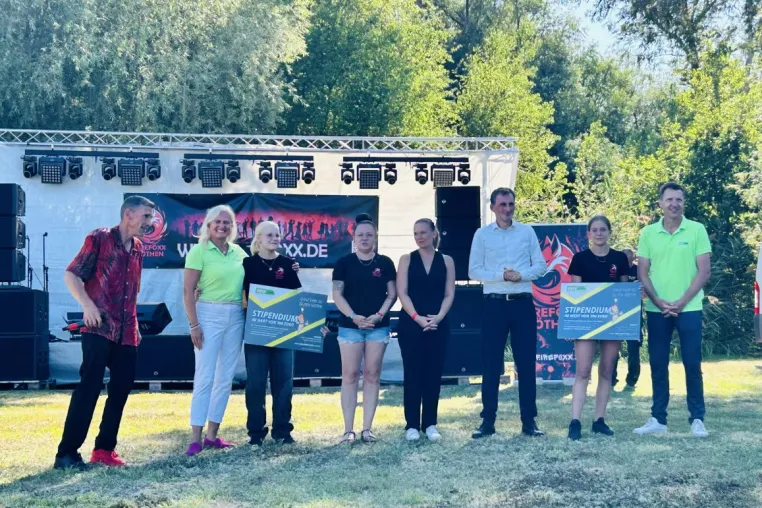 easyLEARN vergibt Bildungsstipendien beim Sommerfest des Tanzvereins Firefoxx in Köthen Bild: easyLEARN vergibt Bildungsstipendien beim Sommerfest des Tanzvereins Firefoxx in Köthen