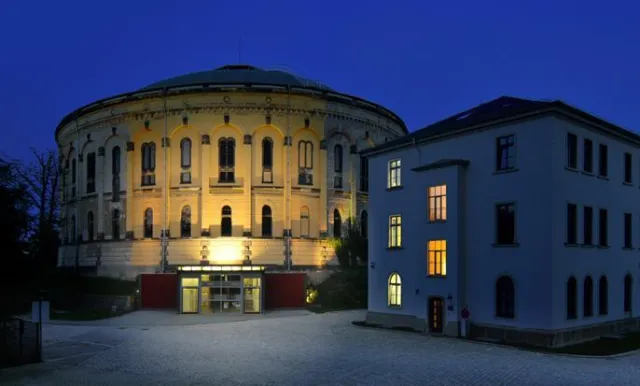 Bild: Weiße Rosen auch im Asisi Panometer Dresden zum Gedenken