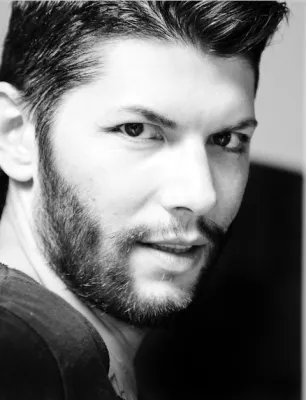 Bild: Das Geheimnis vom Make-Up Profi für zu Hause. NICK ASSFALG mit eigener Linie bei HSE24.