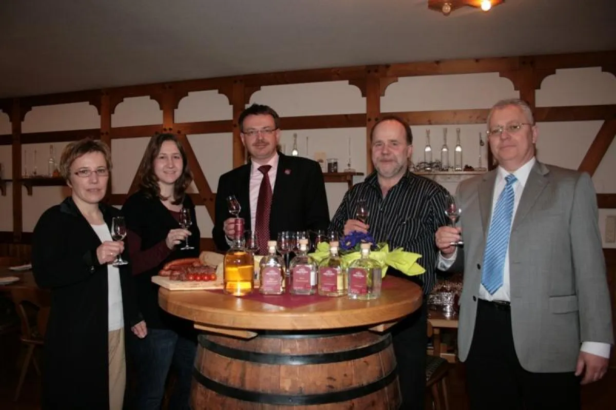 Geschäftsführer Konrad Schwab (Mitte) präsentierte im Kreis einiger Gastronomen die