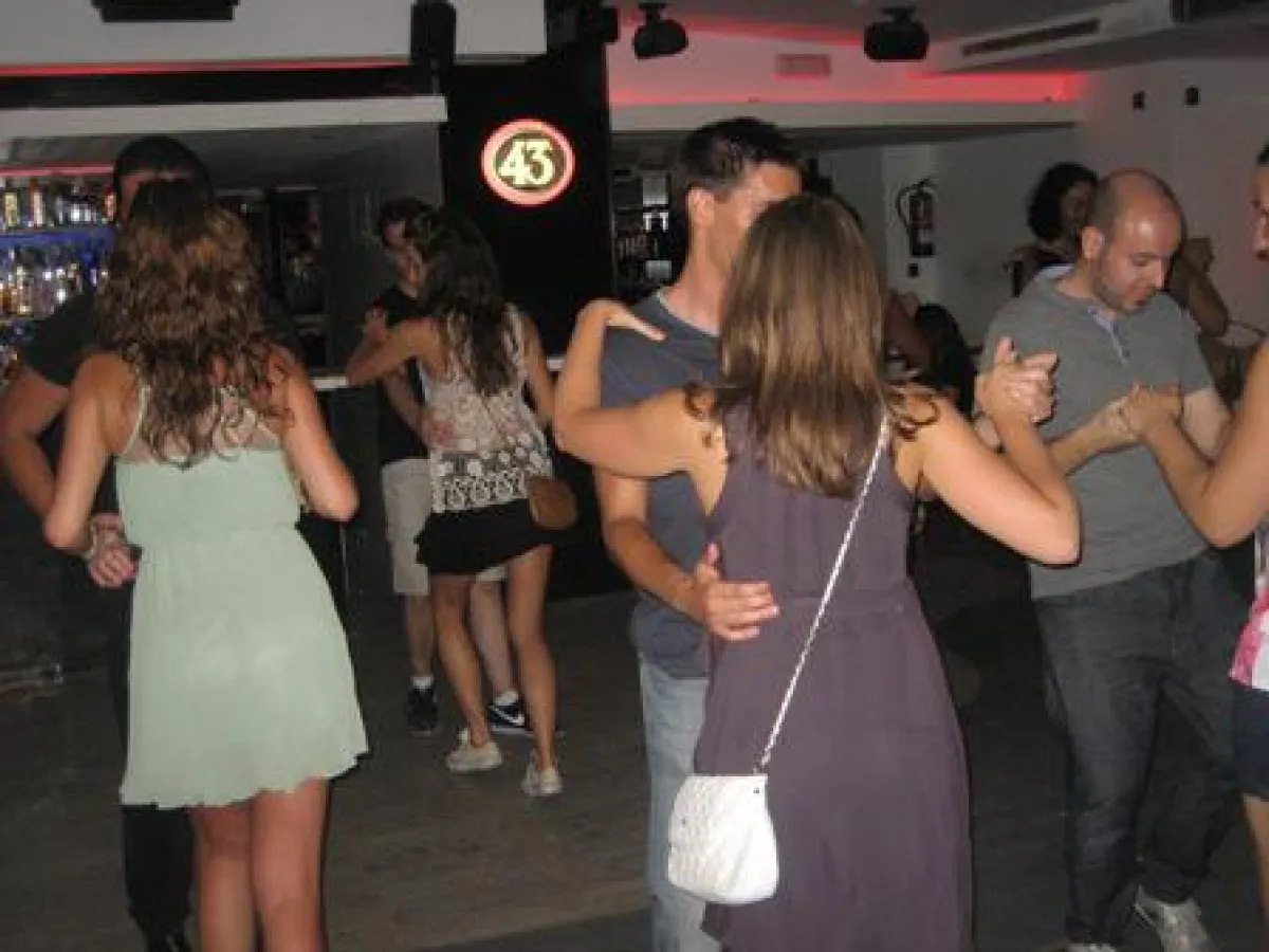Die Schüler der Spanischschule beim Salsa Tanzen