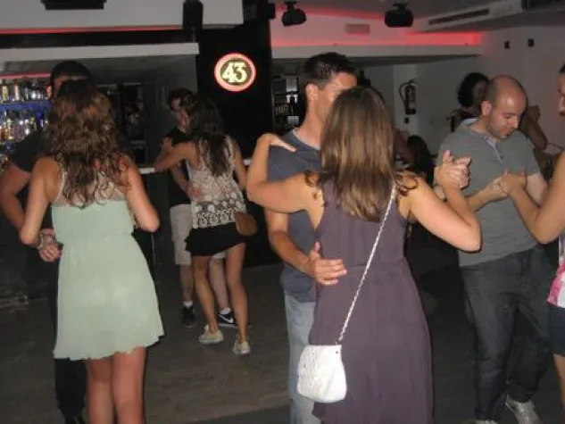 Spanischschüler nehmen an einer Salsa Stunde teil Bild: Spanischschüler nehmen an einer Salsa Stunde teil