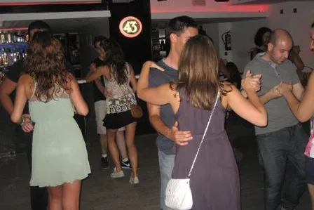 Bild: Spanischschüler nehmen an einer Salsa Stunde teil
