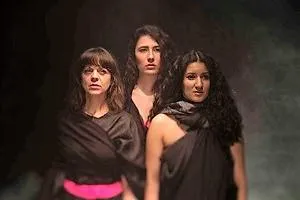 FEMALE REFUGEES WARTEN AUF GO.DOT / ein dramatischer Empathie-Raum Bild: FEMALE REFUGEES WARTEN AUF GO.DOT / ein dramatischer Empathie-Raum