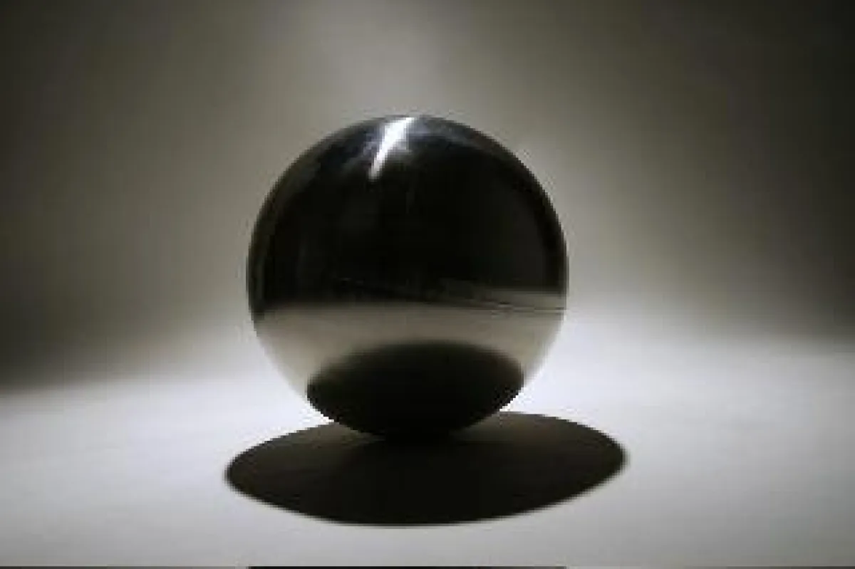 Kugel mit einem Durchmesser von 25 cm. In ihrem Inneren, von 3 cm starken Edelstahlwänden geschützt, befindet sich ein Vakuum mit einer Annäherung an Nichts auf 0,000001 bar.