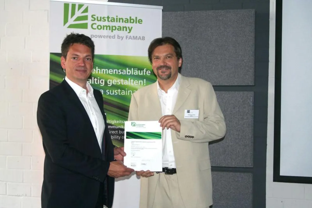 Übergabe der Zertifizierung „Sustainable Company by FAMAB“ in Berlin mit Julian Ekelhof, Projektleit