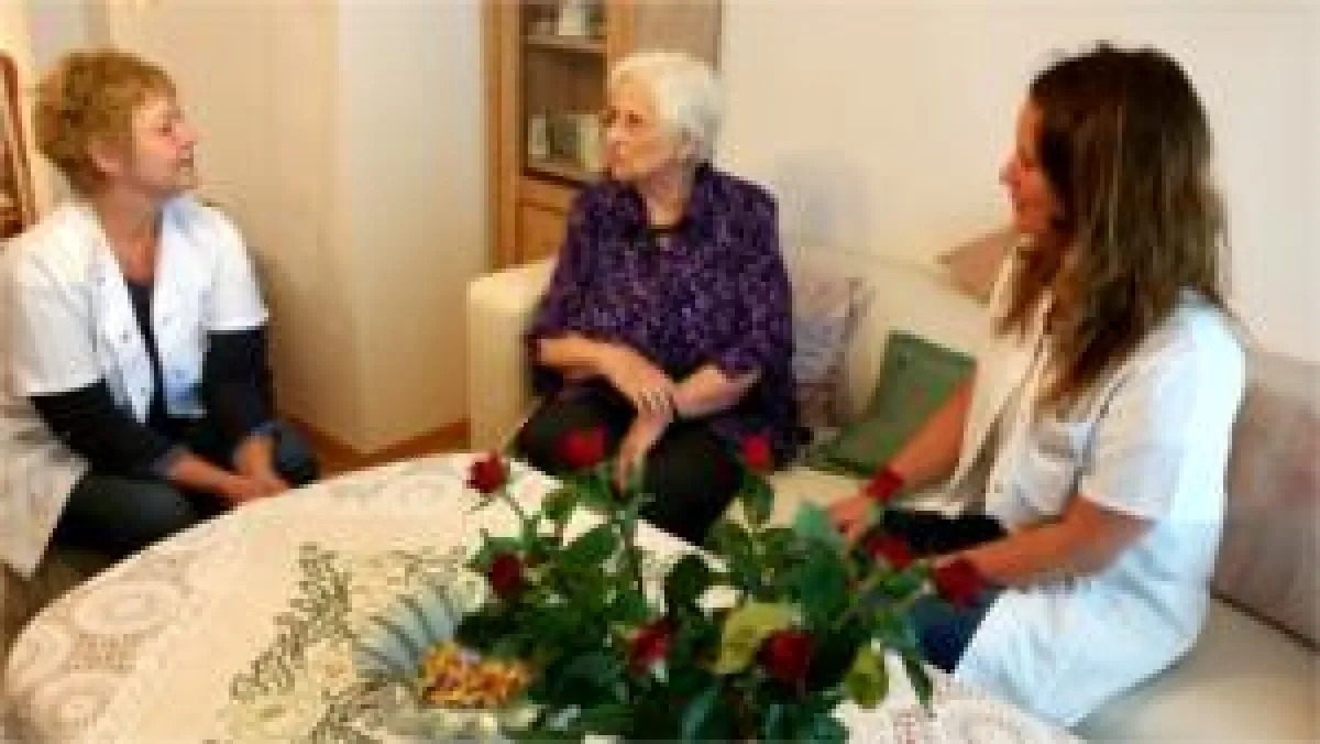 Ulrike Schwenzner (links) und Melanie Heller (rechts) freuen sich zu helfen.
