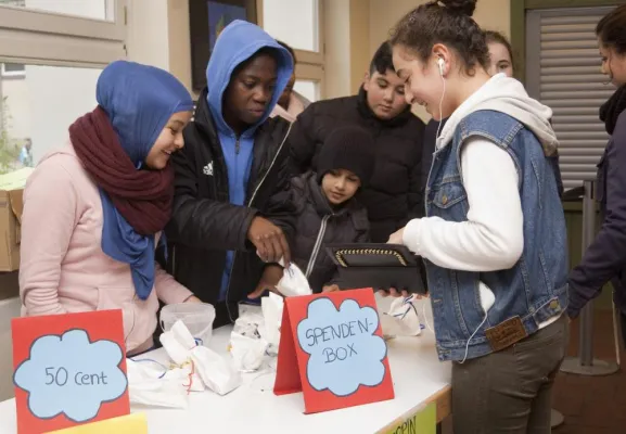 Sechstklässler sammeln Spenden für Taifun-Opfer Bild: Sechstklässler sammeln Spenden für Taifun-Opfer