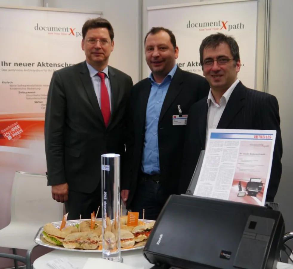 Foto: Minister Reinhard Meyer, Uwe Griebenow, Vagharshak Lalayan auf dem CeBIT Stand der dxp distrib