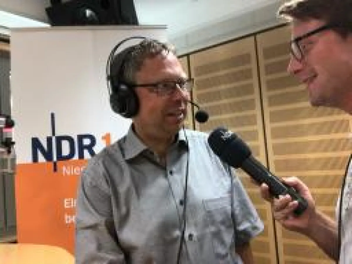 Foto: Schwarmstedts Samtgemeindebürgermeister Björn Gehrs im Interview mit NDR Reporter Bertil Stark