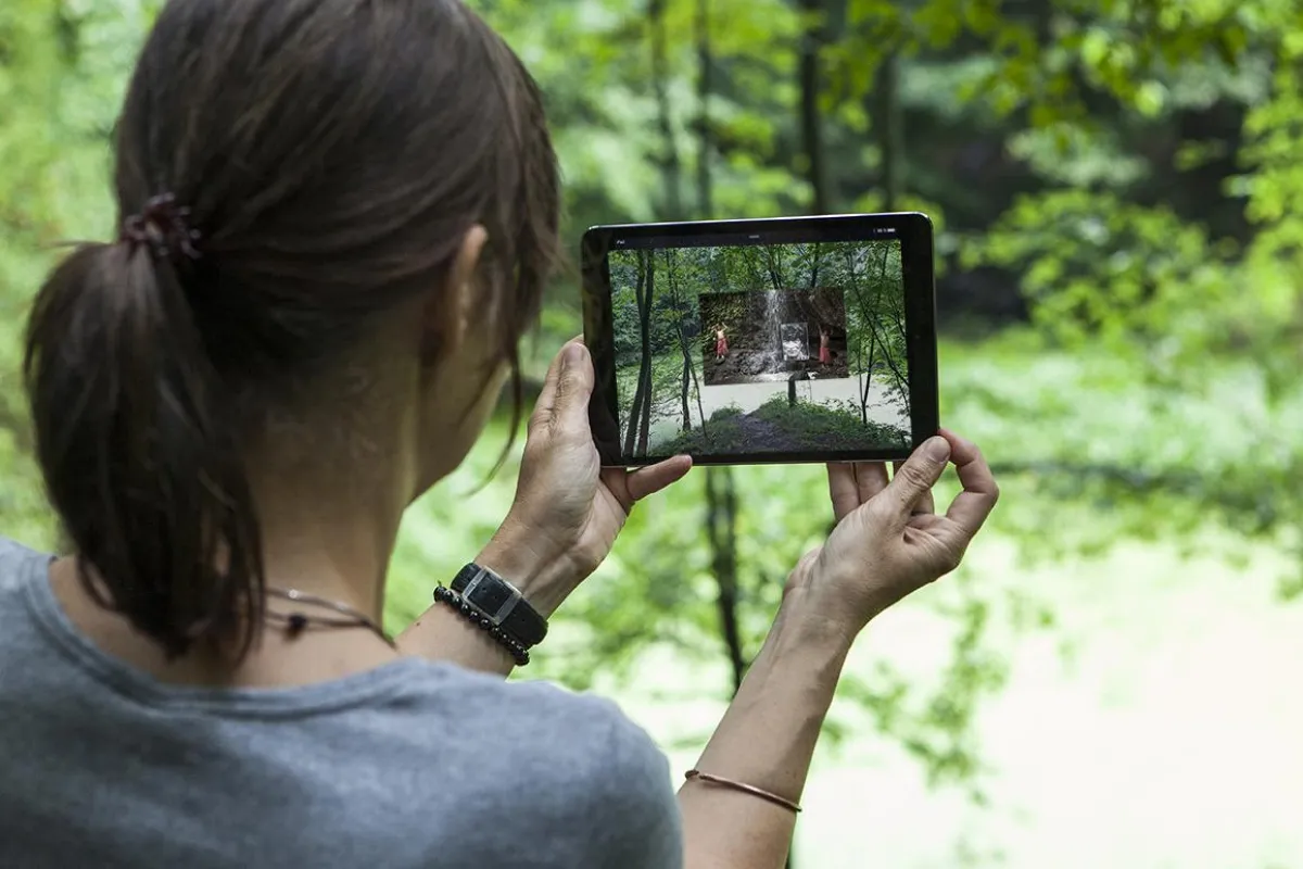 Digital – Barbara bei der perfekten Visualisierung und Positionierung eines ihrer Werke mit Durst