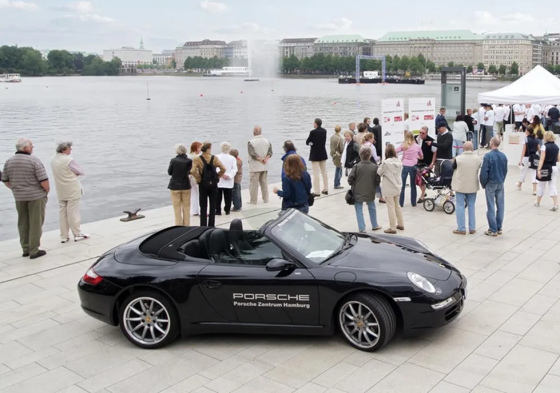 Porsche-Parade an der Alster mitten in Hamburg Foto: Porsche Club Hamburg / Dr. Falk Köhler PR