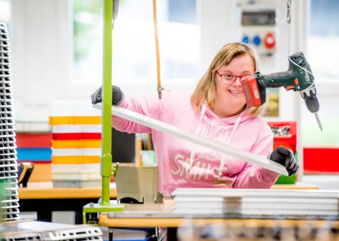 Heute werden auch in den Werkstätten moderne Maschinen eingesetzt.