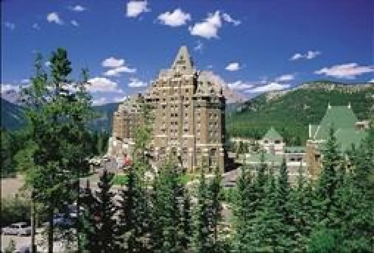Fairmont Banff Springs Hotel im Sommer (c) Fairmont Hotels