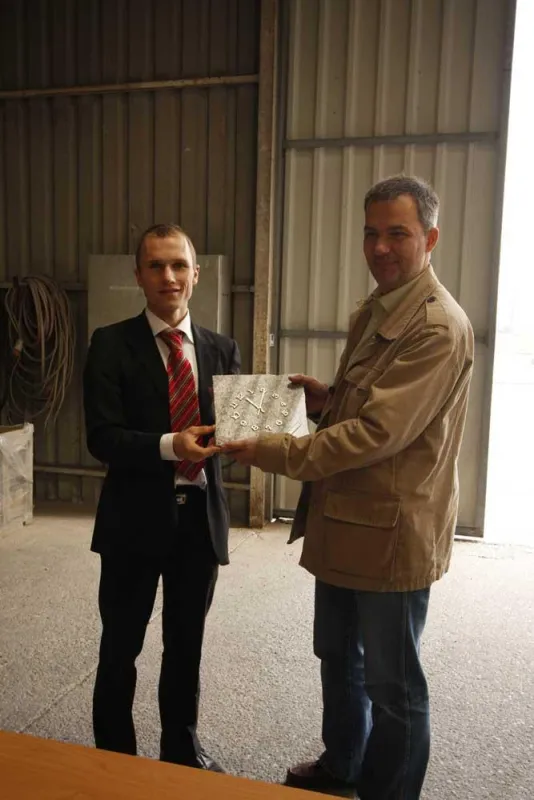Mag. Stefan Hinterberger überreicht ein Dankeschön an Anton Hochenburger ? Strasser dankt für den tollen Besuch.