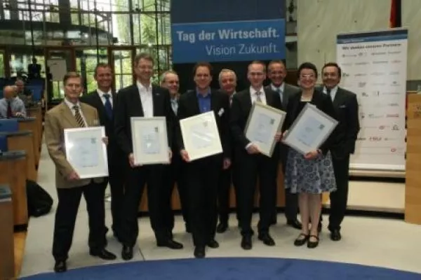 100.000 Euro Preisgeld im alten Bundestag übergeben - KYOCERA-Umweltpreis 2010 geht an SkySails Bild: 100.000 Euro Preisgeld im alten Bundestag übergeben - KYOCERA-Umweltpreis 2010 geht an SkySails