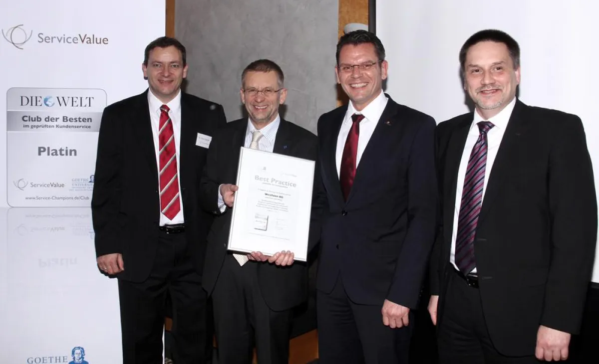 Holger Laugisch (2. v. r., Westfalen AG) bei der Preisverleihung in Berlin.