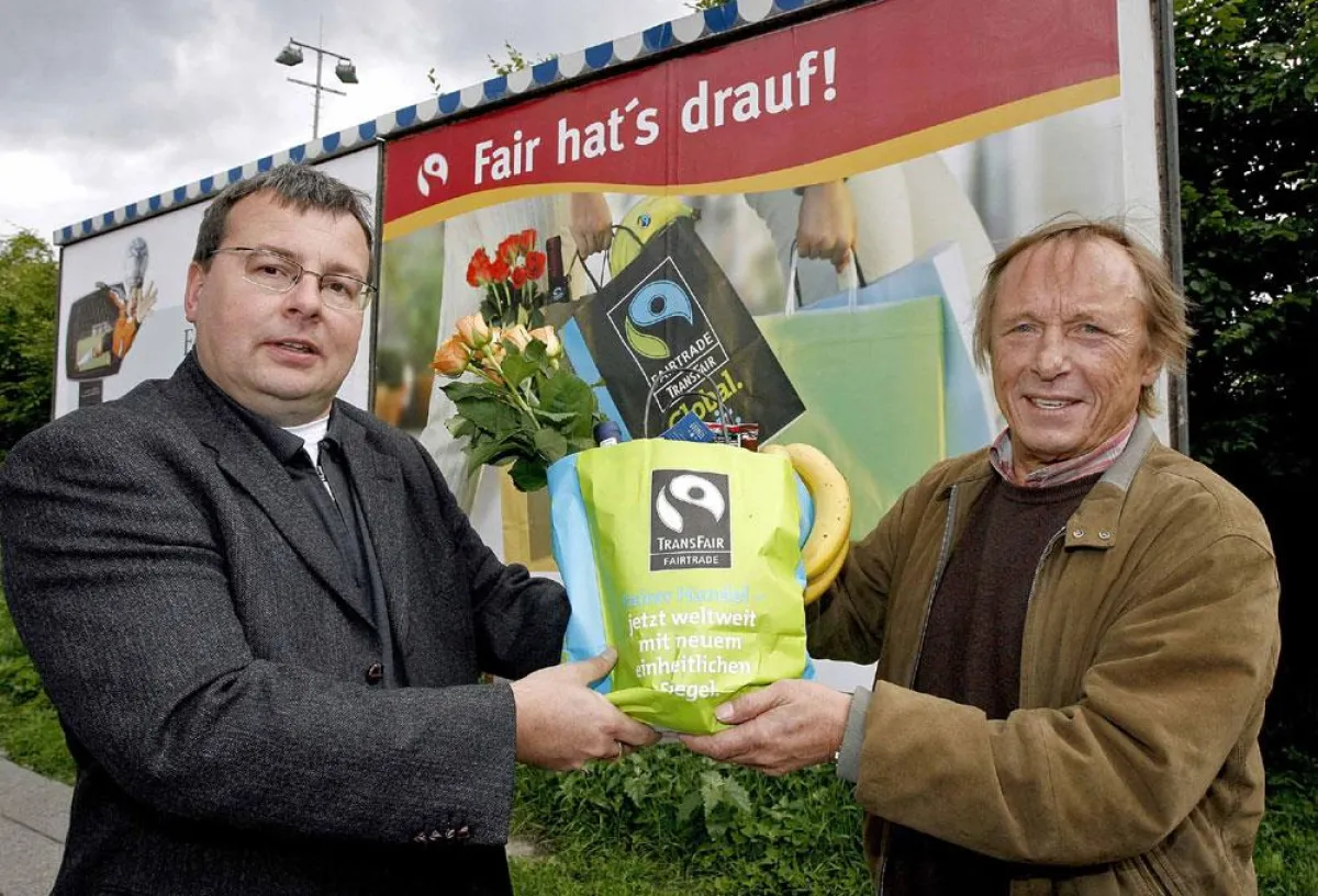 „Ein Fall für zwei“ – dem Fairen Handel auf der Spur: Claus Theo Gärtner (re) alias Privatdetektiv Josef Matula unterstützt gemeinsam mit Georg Abel (li), Bundesgeschäftsführer der VERBRAUCHER INITIAT