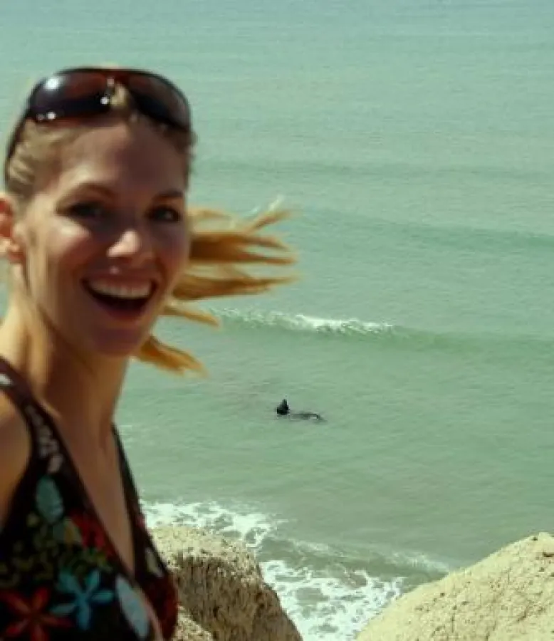 Aus sicherer Entfernung beobachtet Martina Hirschmeier die drei Tonnen schweren See-Elefanten.