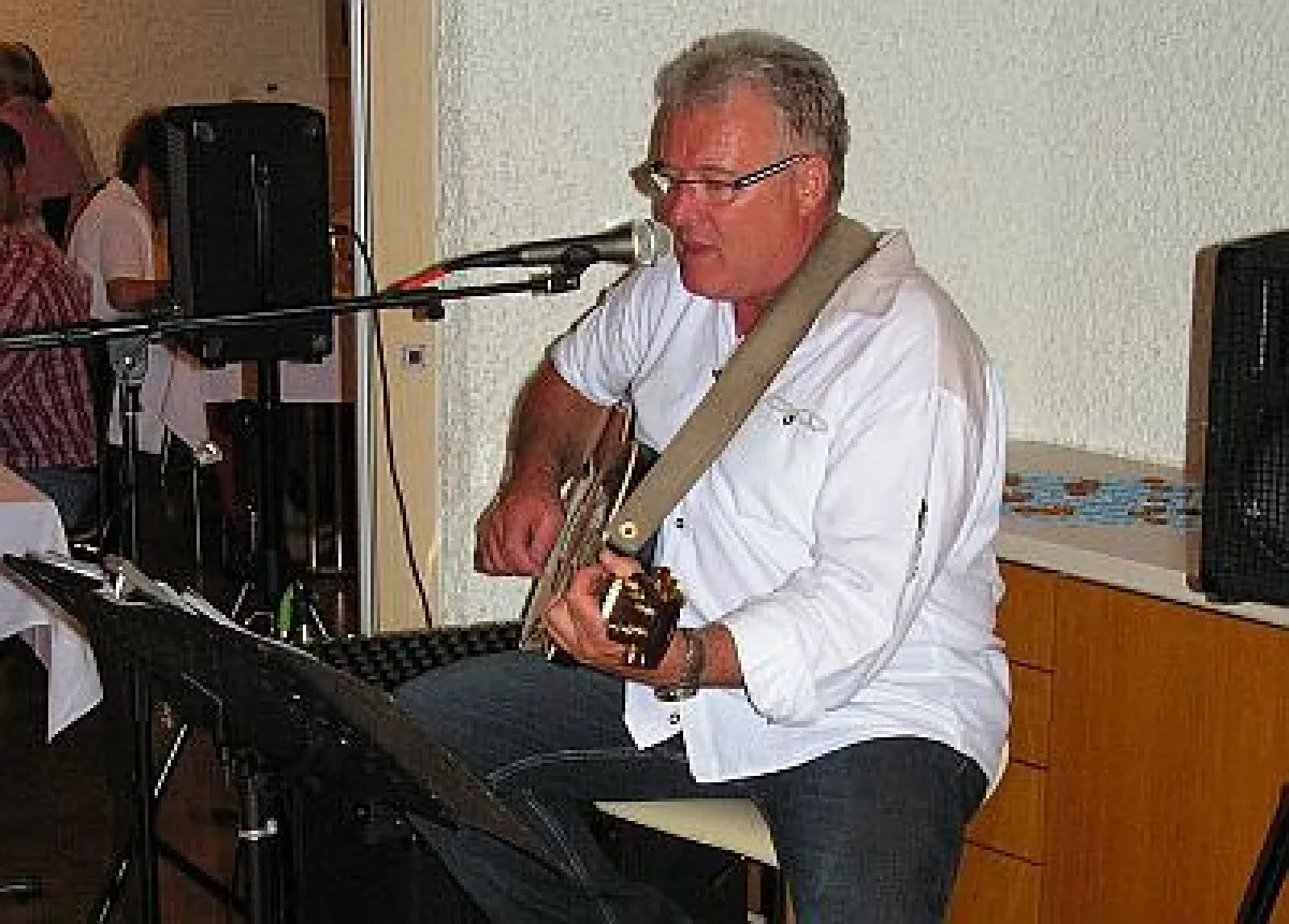 Gerold Müller unterhielt in bayrischer und österreichischer Mundart (Bild: wort.laut).