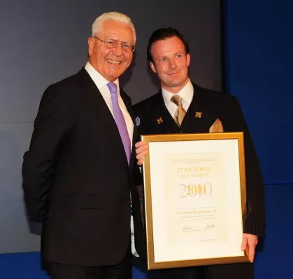 Bild: Frank Biedermann vom Grand Hotel Taschenbergpalais Kempinski in Dresden zum "Concierge des Jahres 2010" gekürt
