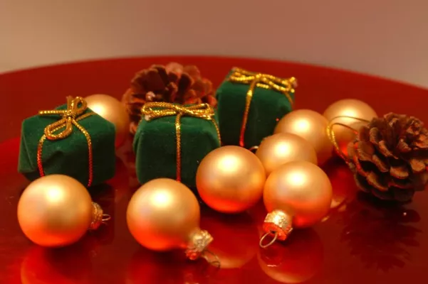 Dresscode, Duzen, Alkohol: Die wichtigsten Regeln für die Weihnachtsfeier Bild: Dresscode, Duzen, Alkohol: Die wichtigsten Regeln für die Weihnachtsfeier