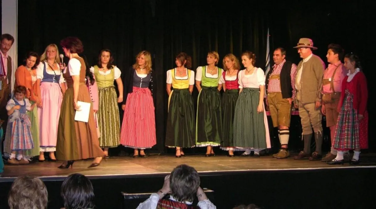 Frühschoppen-Trachtenmodenschau im Münchner Kult-Lokal 