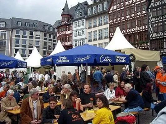 Bild: Frankfurter Apfelwein präsentiert sich beim Stöffche-Fest