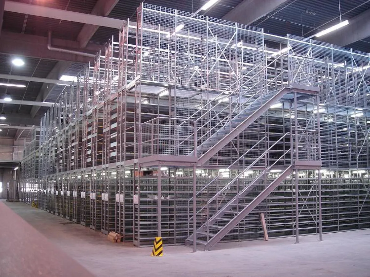 P30 im Einsatz. Eine dreigeschossige Fachbodenregalanlage von Rauscher F.X.