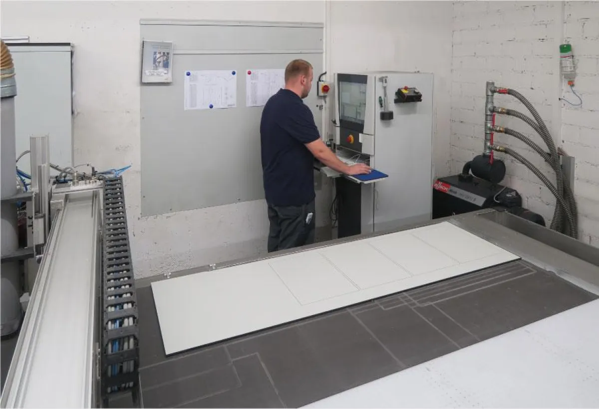 Auf dieser CNC-Fräsmachine werden bei ASSTEC alle HPL-Platten gefräst oder graviert