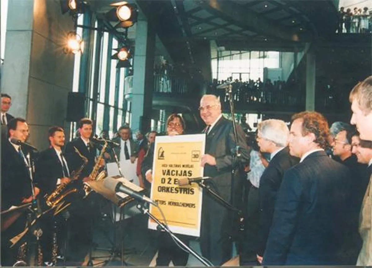 Foto: Bundesfilmstelle. Der damalige Bundeskanzler Helmut Kohl schlug in einem Grußwort die Gründung einer Bundesjugendbigband vor. Hier bei der Premiere des BuJazzO am 7. Januar 1988 im Bonner Kanzle