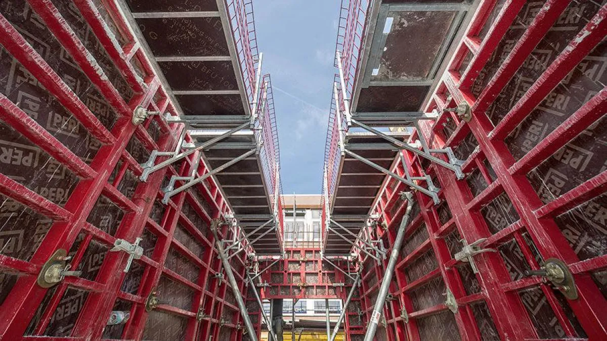 Sicher und Zeit sparend: MXK Arbeitsbühnen boten sichere Arbeitsebenen beim Bau des Schulzentrums.