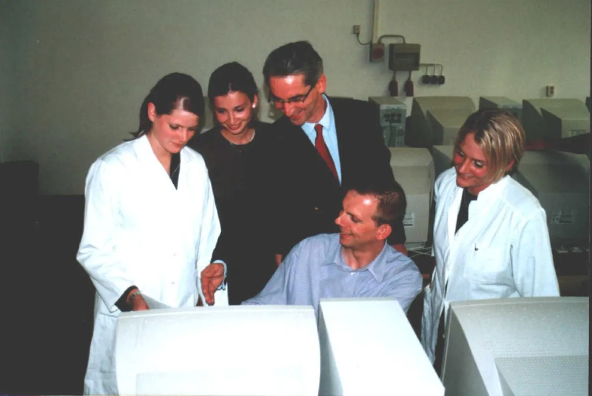 Professor Dr. med Rainer Riedel, Studiengangsleiter Medizin-Ökonomie, bespricht mit Studierenden eine Projektarbeit zum Disease Management